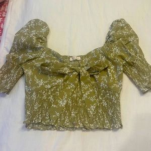 Green and white ditsy floral top!